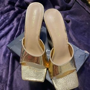 BNWT Fashion Nova Gold wedges